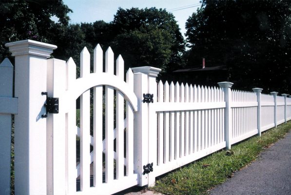 Crowned Cape Signature gate with Cape Cod fence